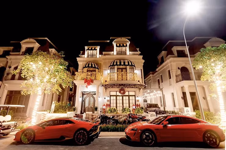 Ngoài bất động sản, vợ chồng Đoàn Di Băng - Nguyễn Quốc Vũ còn là tay chơi xe "khét tiếng".