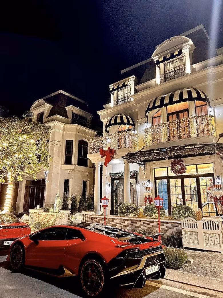 Trong thời gian chờ biệt thự 400 tỷ hoàn thiện, vợ chồng Di Băng sống trong căn biệt thự sang trọng ở quận 7, rộng 450m2.