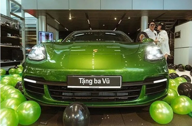 Vào những dịp đặc biệt, món quà hai vợ chồng Di Băng tặng nhau thường là siêu xe, kim cương hay đồ hiệu...