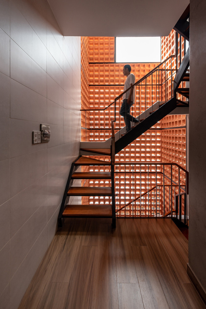 Cầu thang và thang máy được bố trí ở cuối nhà nhằm đảm bảo cho mỗi tầng diện tích sử dụng lớn nhất có thể. Ảnh: Lonton Studio