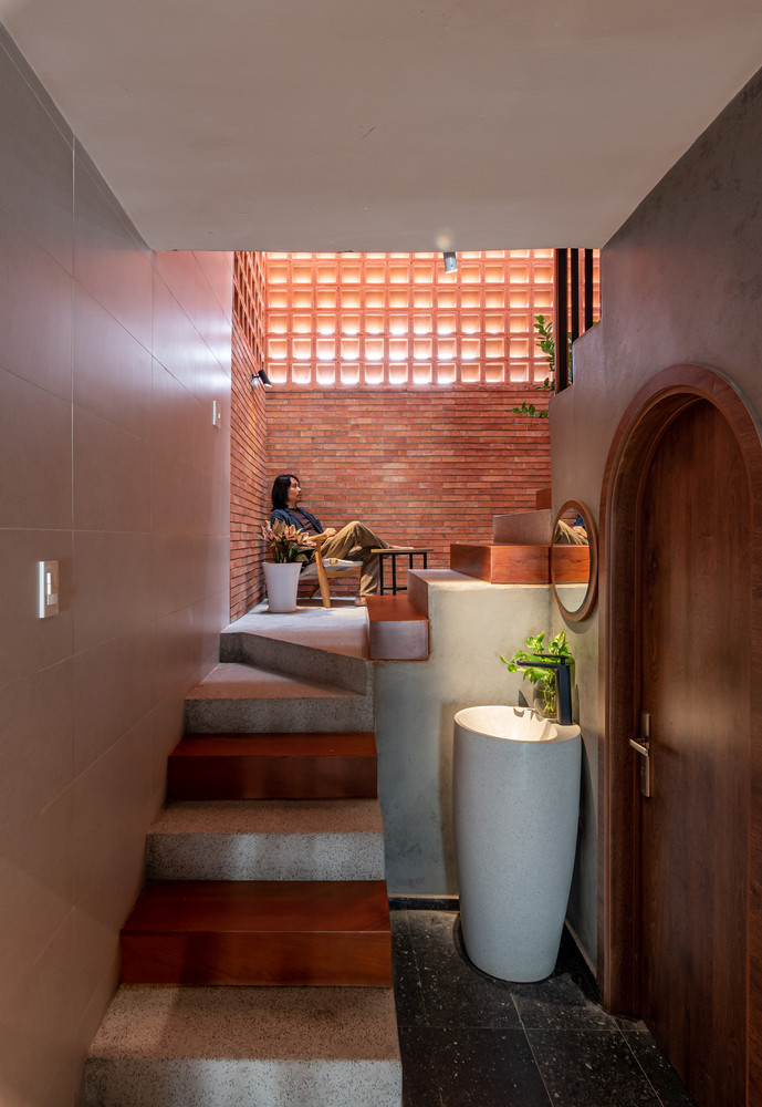 Mỗi phòng ngủ đều mở ra ban công, có chậu cây cảnh và các đường cắt độc đáo để phá vỡ mặt tiền và cho phép giao tiếp giữa các thành viên trong gia đình ở các tầng khác nhau. Ảnh: Lonton Studio