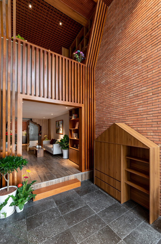 Phòng khách kết hợp với khu thờ cúng, phía trên là giếng trời lấy ánh sáng. Ảnh: Lonton Studio