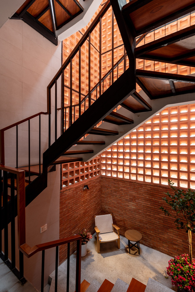 Các bức tường mặt tiền của giếng trời ốp bằng gạch cổ, là gạch từ những ngôi nhà cổ. Ảnh: Lonton Studio