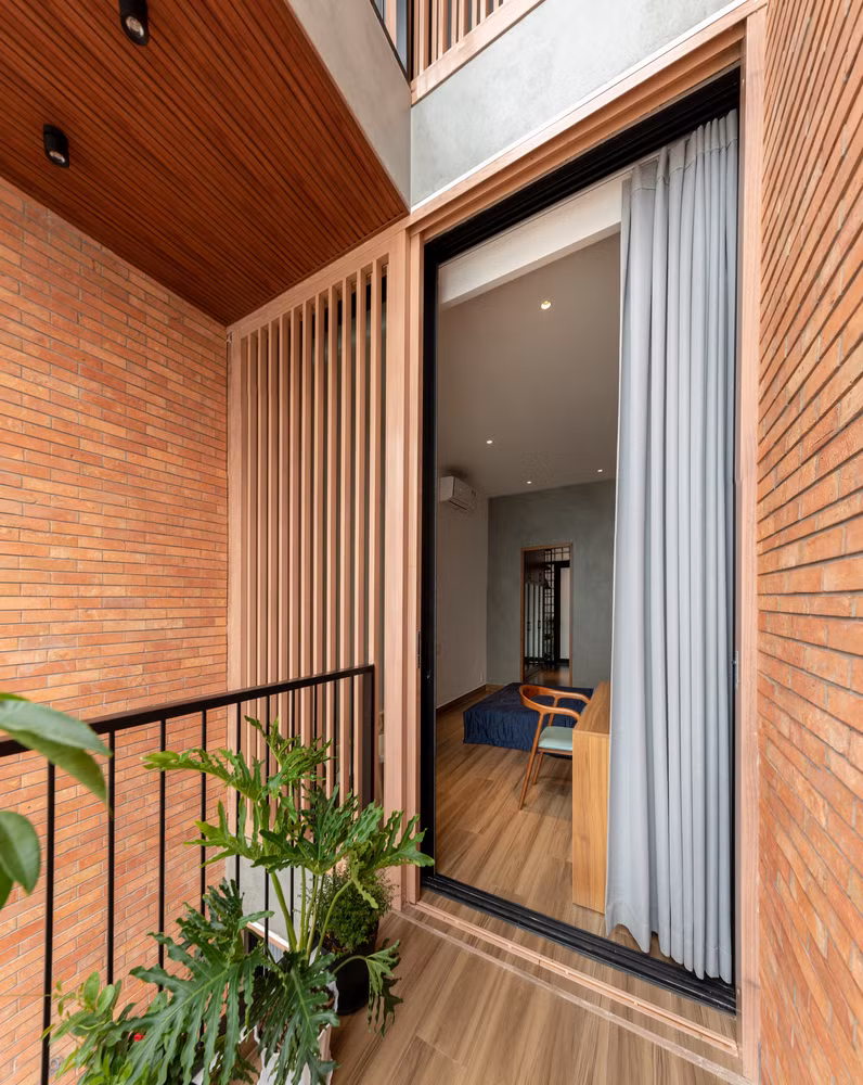 Tầng hai, tầng ba và tầng bốn đều có một phòng ngủ với phòng tắm riêng có tường kính. Ảnh: Lonton Studio