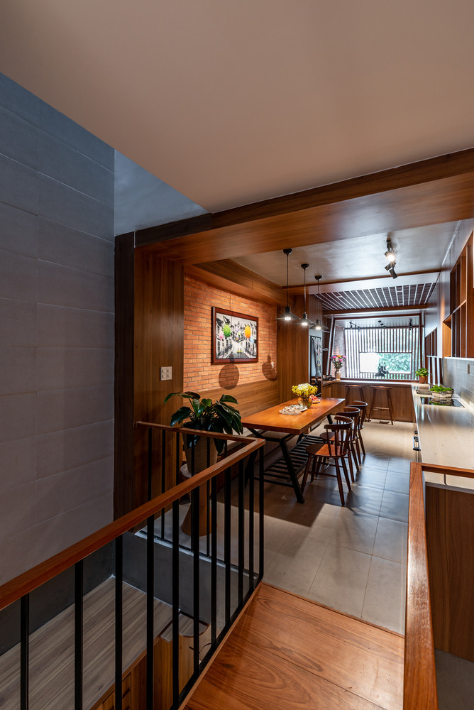 Khu vực bếp và phòng ăn nằm dọc theo gác lửng nhìn ra tầng trệt và lối vào. Ảnh: Lonton Studio