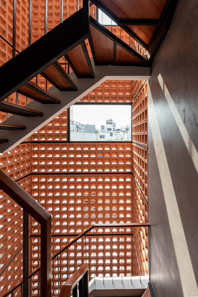 Gia chủ mong muốn căn nhà mang chút hoài niệm, có nhiều không gian để thư giãn, uống cà phê, đọc sách, trò chuyện cùng nhau, không gian thoáng đãng, nhiều ánh sáng cũng phải có hồ bơi, thang máy, chỗ để ô tô... Ảnh: Lonton Studio