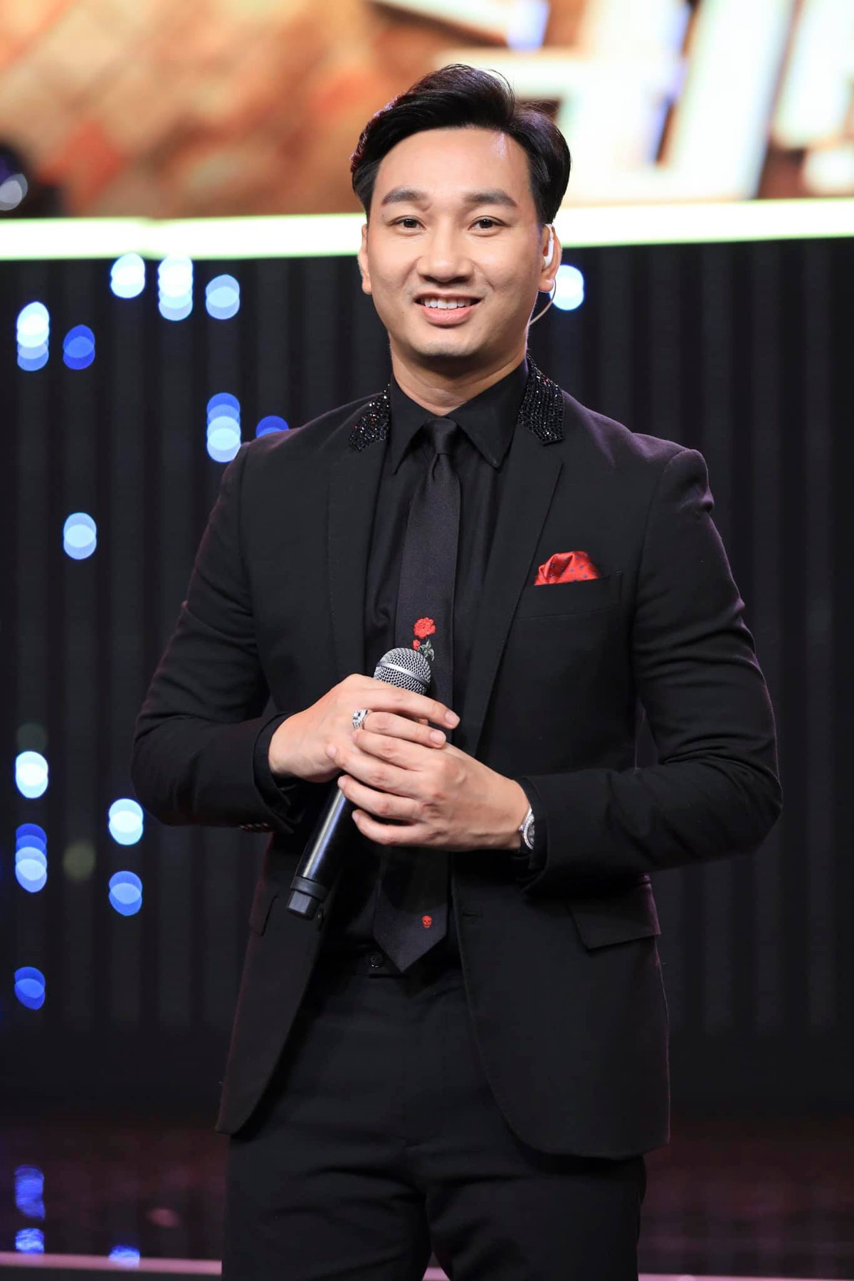 Vốn xuất thân là diễn viên hài song những năm gần đây, Thành Trung lấn sang lĩnh vực MC và gặt hái được nhiều thành công. Nhờ lối dẫn chuyện hài hước, MC Thành Trung nhận được nhiều lời mời dẫn chương trình nổi tiếng. Ảnh: FB Trung Thành Võ