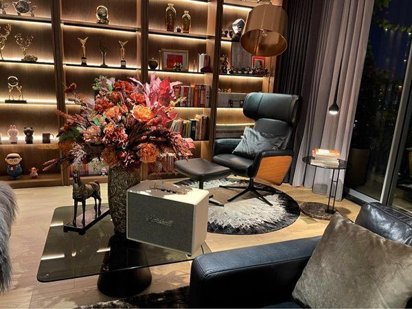 Phòng khách rộng, có tủ gỗ để trưng bày vật lưu niệm và giải thưởng nghệ thuật. Ảnh: FB Trung Thanh Vo