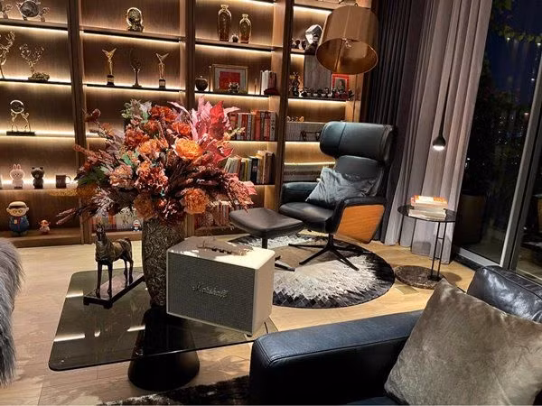 Phòng khách rộng, có tủ gỗ để trưng bày vật lưu niệm và giải thưởng nghệ thuật. Ảnh: FB Trung Thanh Vo