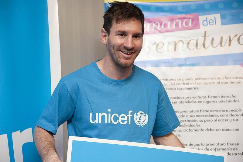 Messi cũng rất quan tâm đến từ thiện. Năm 2007, anh hợp tác với Unicef thành lập quỹ Leo Messi, nhằm giúp đỡ những trẻ em dễ bị tổn thương trên khắp thế giới. Ảnh: YouTube