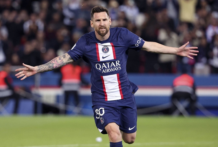 Khi còn thi đấu cho câu lạc bộ Paris Saint-Germain (PSG), Lionel Messi kiếm được 35 triệu USD (gần 860 tỷ đồng) mỗi năm. Ảnh: CNN