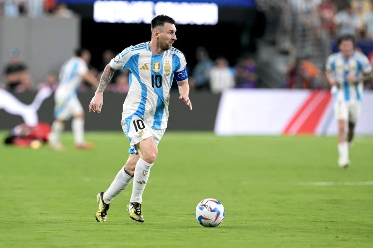 Theo Forbes, Messi có khoản thu nhập cao trên sân cỏ và luôn là một trong những cầu thủ được trả lương cao nhất thế giới. Ảnh: NBC