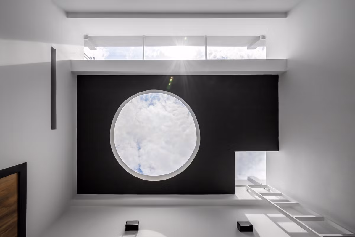 Tại đây có một giếng trời hình tròn ốp kính lúp. Nguồn ảnh: Minq Bùi