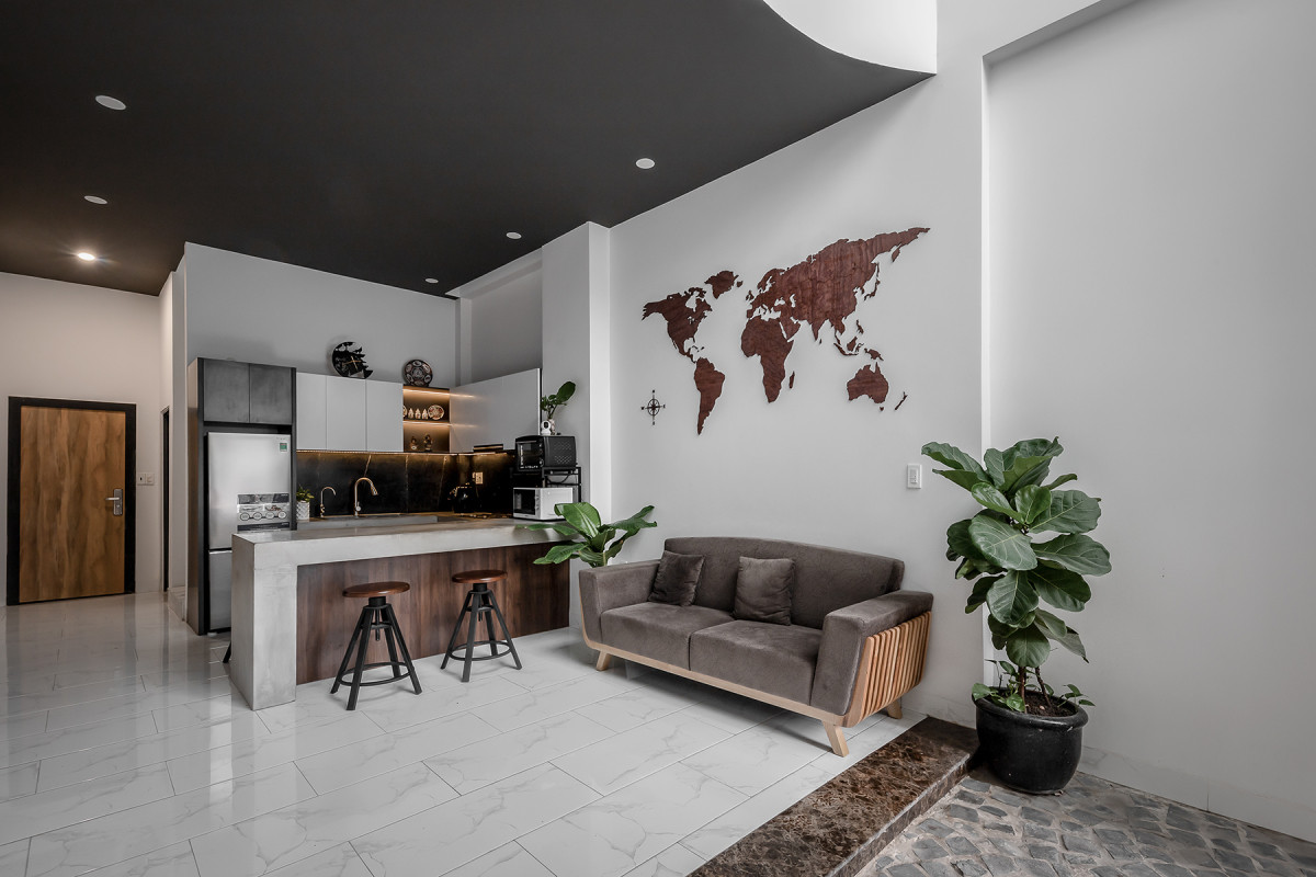 Kiến trúc căn hộ với 3 tầng riêng biệt, hỗ trợ nhu cầu sử dụng linh hoạt và giải quyết bài toán về diện tích. Tầng trệt là không gian sinh hoạt chung và được sử dụng phổ biến nhất. Tại đây, kiến trúc sư đã thiết kế một quầy bar nhỏ để ngăn cách khu vực tiếp khách và ăn uống.