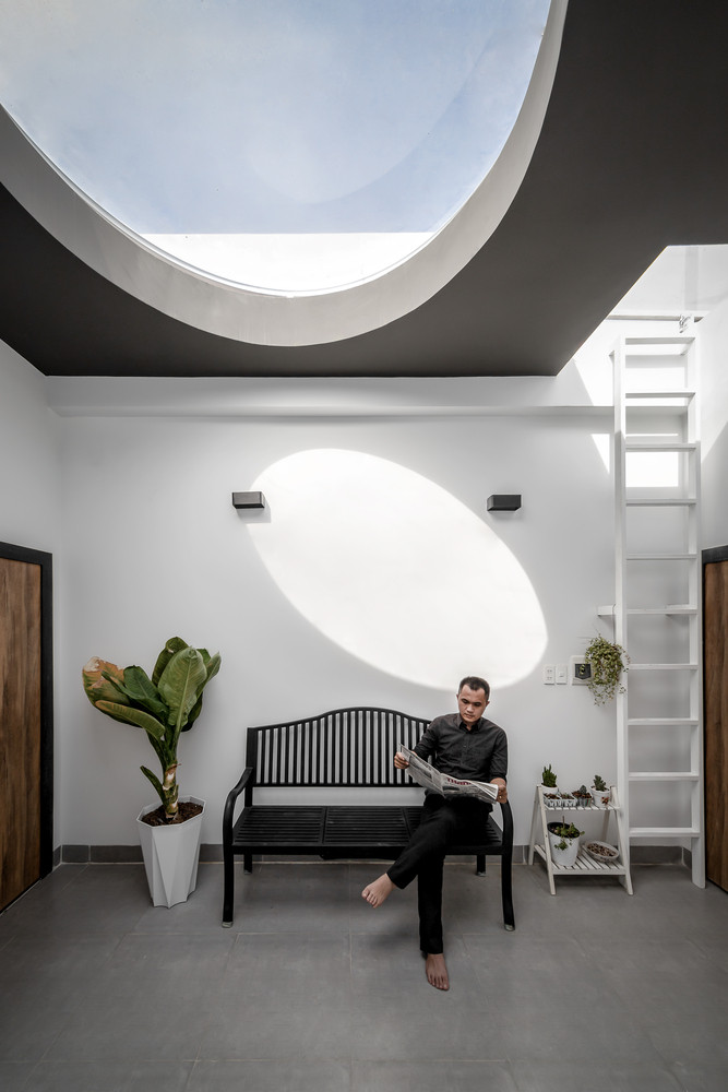 Tầng trên cùng là khu vực giặt và sấy khô, đồng thời cũng là không gian thư giãn yêu thích của gia chủ.