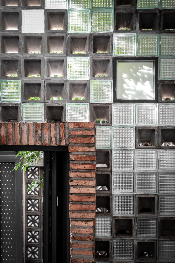 Các lỗ thông gió ở mặt tiền và giếng trời trong và ngoài có tác dụng điều hòa không khí và tăng độ thông thoáng cho toàn bộ không gian.