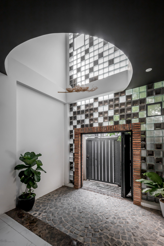 Điểm nổi bật của ngôi nhà là sự giao thoa cặp màu giữa trần và tường tạo nên không gian mở thoáng mát, hài hòa.