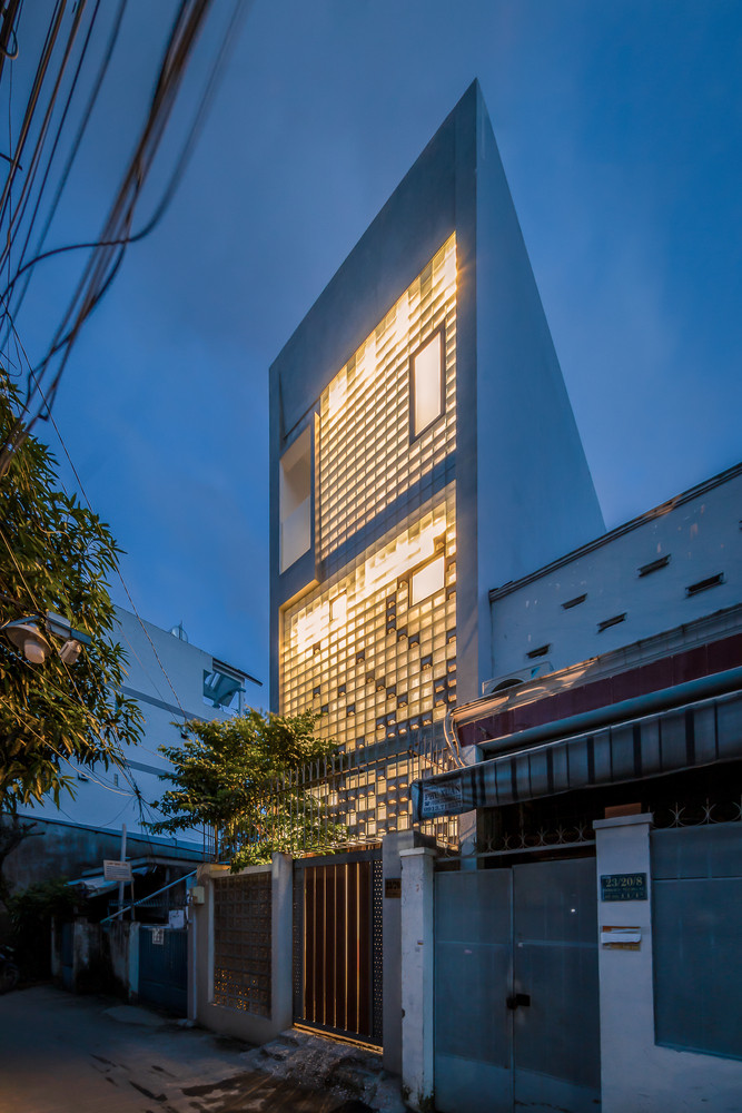 Nhược điểm của vị trí này là không gian chật hẹp, đường phía trước nhỏ, quy hoạch không cho sử dụng ban công vì lộ giới dưới 3 m.