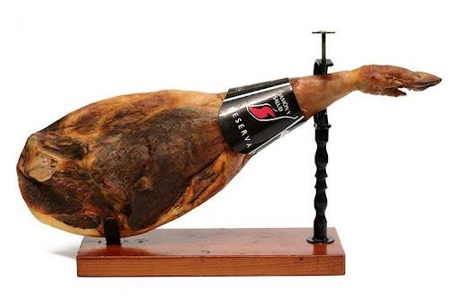 Đùi lợn muối Iberico chủ yếu được sản xuất từ lợn đen thuần chủng bản địa ở phía tây và tây nam bán đảo Iberia. Ảnh: Internet