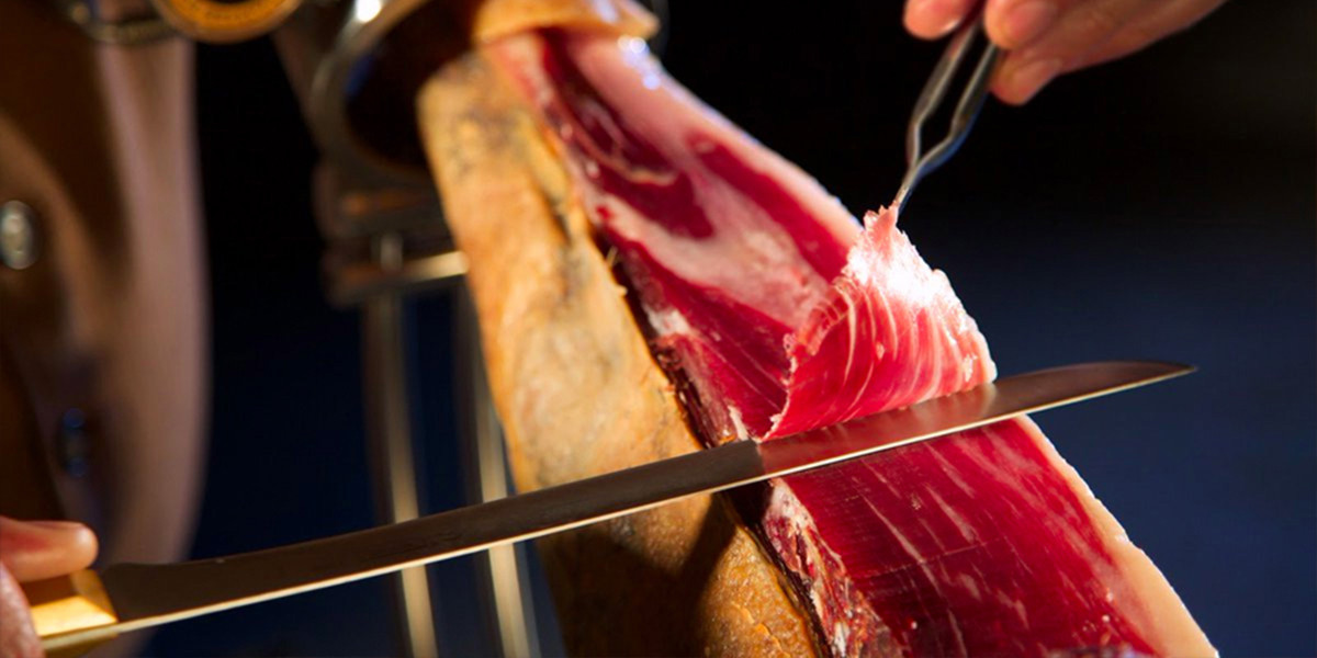 Những dụng cụ hỗ trợ quy trình cắt lát phải tránh tiếp xúc giữa tay người cắt. Ảnh: De Kweker