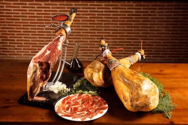 Trên thực tế, một thợ cắt giăm bông Iberico chuyên nghiệp sẽ được đào tạo chuyên môn về cách xử lý các công cụ và hộp đựng giăm bông. Ảnh: De Kweker