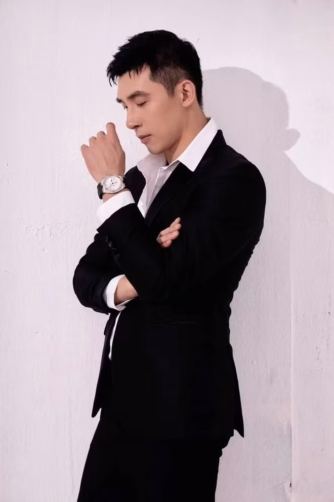 Minh Đạt tốt nghiệp cử nhân ngành Tài chính và Quản lý tại Đại học Virginia (University of Virginia) ở Mỹ năm 2012. Sau khi về nước, Minh Đạt làm việc trong Công ty nhựa Duy Tân ở vị trí chuyên viên phân tích nghiệp vụ (Business Analyst). Ảnh: FBNV