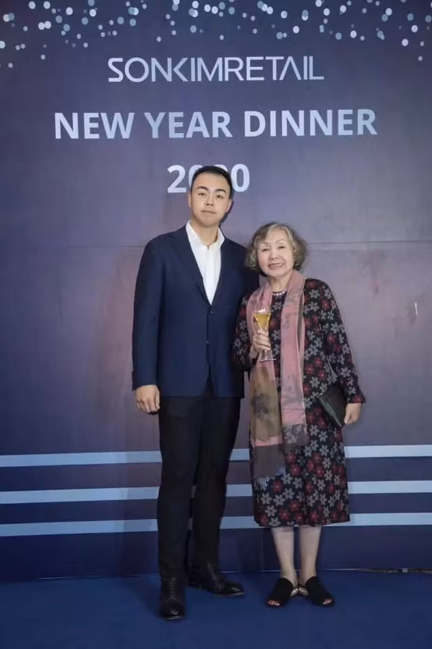 Hiện tại, Hoàng Việt dần tiếp nhận việc kinh doanh của bà là doanh nhân Nguyễn Thị Sơn giao phó ở công ty SEAEDI Corp (Công ty Cổ phần Đầu tư, Phát triển Giáo dục Đông Nam Á) được thành lập từ năm 2005. Ảnh: Facebook