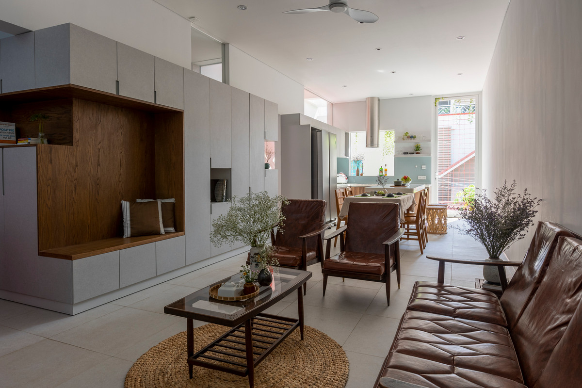 Theo đó, căn nhà tận dụng tối đa việc chiếu sáng và thông gió tự nhiên, giảm thiểu việc sử dụng điện năng trong quá trình sinh hoạt. Ảnh: Paul Phan