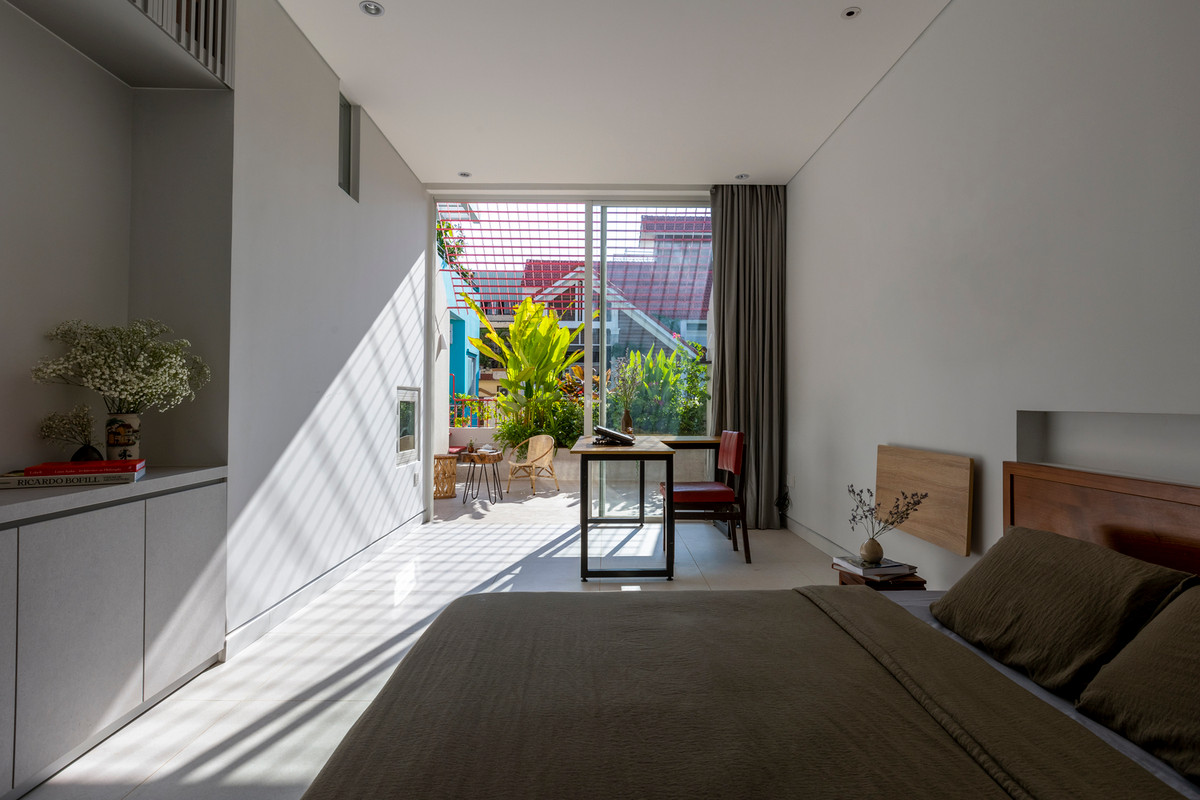 Để khắc phục hạn chế về thông gió và thiếu sáng tự nhiên của nhà cũ, kiến trúc sư bố trí cửa thông gió ở 2 đầu tất cả các phòng. Ảnh: Paul Phan