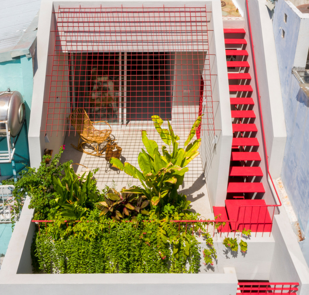 Do mật độ dân cư đông đúc nên gia chủ mong muốn không gian sống mới phải đảm bảo sự riêng tư, yên tĩnh cần thiết nhưng vẫn có sự thoáng sáng. Ảnh: Paul Phan