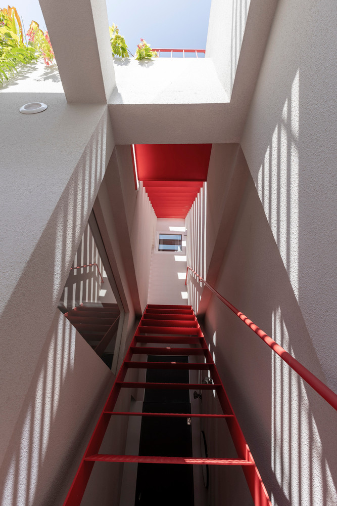 Hồ nước nhỏ cân bằng độ ẩm và tạo chênh lệch áp suất giúp việc thông gió hiệu quả hơn. Nhờ thế, không gian nhà luôn mát mẻ. Ảnh: Paul Phan