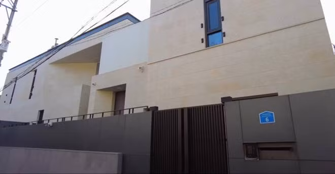 Cơ ngơi của nữ ca sĩ giá trị 6 triệu USD (khoảng hơn 140 tỷ đồng), rộng gần 700 m2, gồm 2 tầng và 1 hầm. Ảnh: Korean