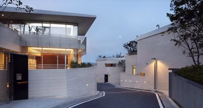 Đây không phải là căn nhà đầu tiên của Lisa. Năm ngoái, Lisa tậu biệt thự mới tại Seongbuk-dong. Đây được mệnh danh là ngôi làng giàu có tiêu biểu của Hàn Quốc. Ảnh: Korean