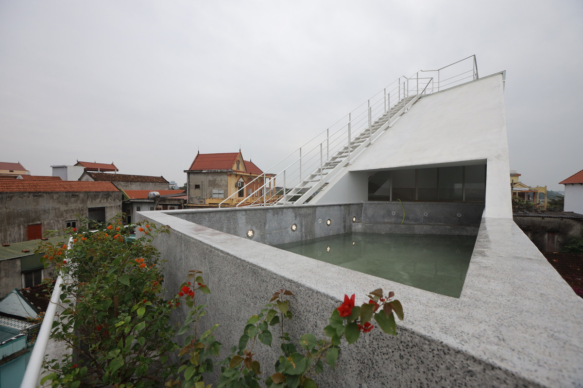 Hệ mái nghiêng giống như sườn núi, mở ra khung trời êm đềm nhưng vẫn đảm bảo tách biệt với sự ồn ào bên ngoài, tạo sự riêng tư cho gia chủ. Nguồn ảnh: Phạm Việt Anh