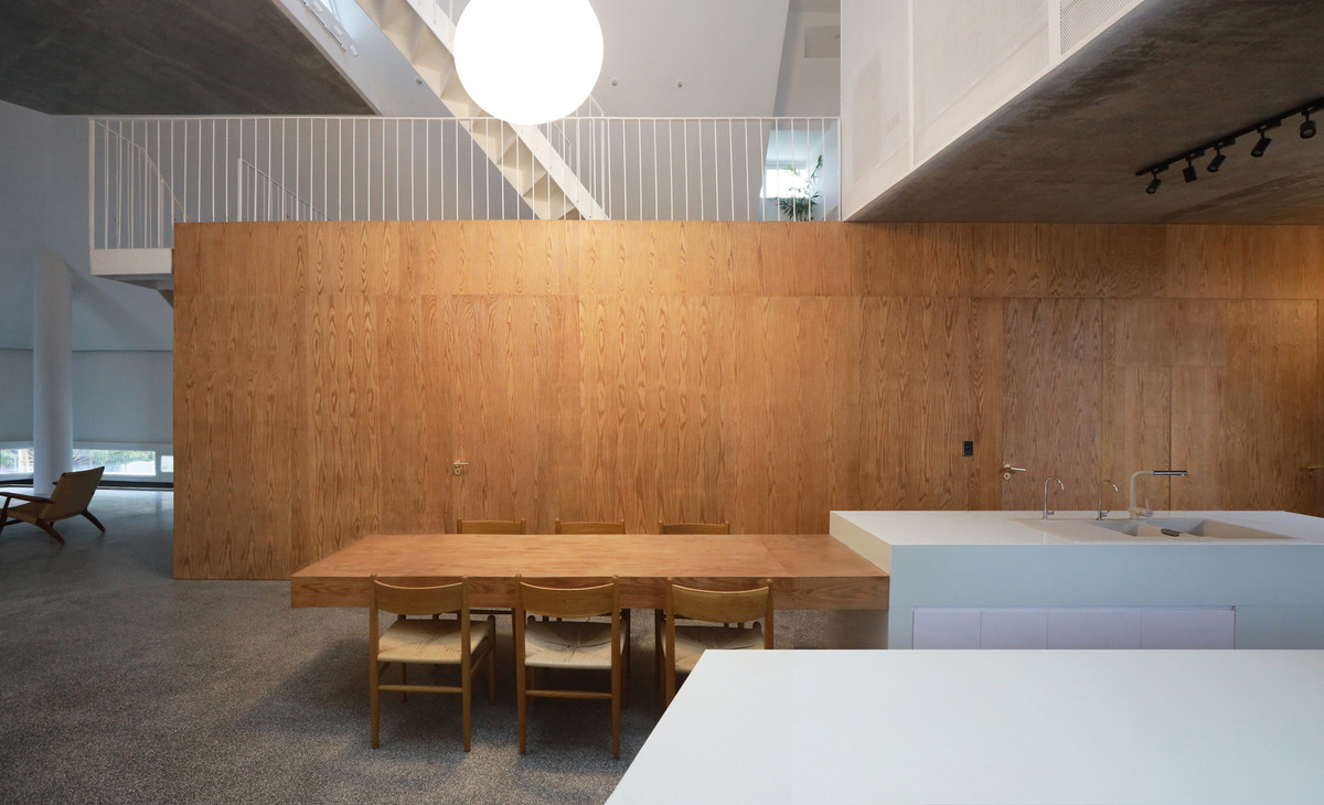 Chức năng sinh hoạt và làm việc của gia đình được đẩy lên các tầng trên, trong đó tầng 2 với các phòng ngủ, bếp – phòng ăn và phòng khách.