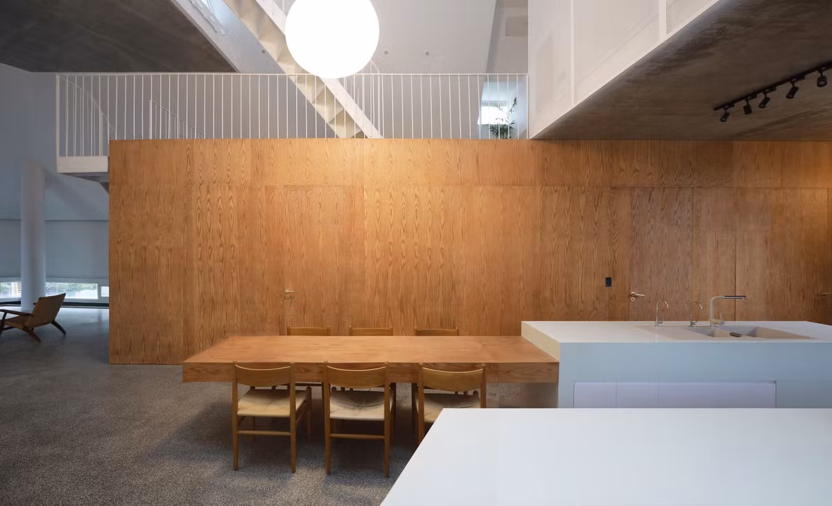 Chức năng sinh hoạt và làm việc của gia đình được đẩy lên các tầng trên, trong đó tầng 2 với các phòng ngủ, bếp – phòng ăn và phòng khách.