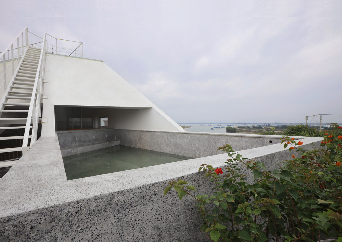 Gia chủ muốn có một ngôi nhà để ở và quây quần bên nhau sau khi làm việc mệt mỏi. Kiến trúc sư tưởng tượng cảm giác bình yên khi bước vào một hang động, ranh giới giữa trong và ngoài dần bị chia cắt, nơi những con phố đông đúc và xe cộ biến mất, thay vào đó là không gian, ánh sáng, cảm xúc và gia đình.