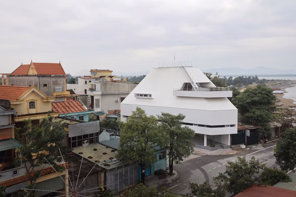 Với đặc điểm bối cảnh và diện tích đất tương đối nhỏ 136 m2, thiết kế đưa ra giải pháp tạo một cấu trúc vỏ bằng bê tông cứng.