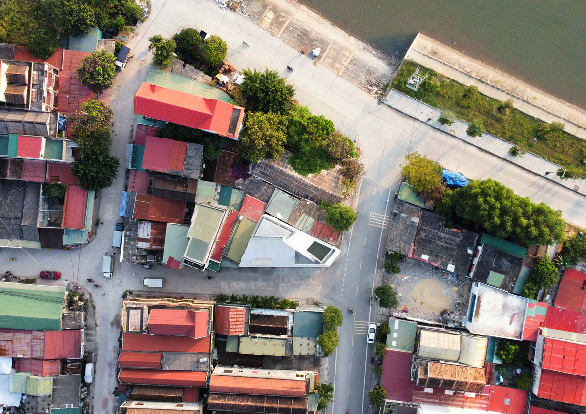  Ngôi nhà nằm ở rìa Thị xã Ba Đồn (phía Bắc Quảng Bình) ngay ngã 3 nút giao thông khá đông đúc xe cộ. Mặt tiền đường nối dài vào khu chợ đầu mối, phía sau nối liền với đường bờ sông, là nơi tập trung thuyền bè giao thương bằng đường thủy.