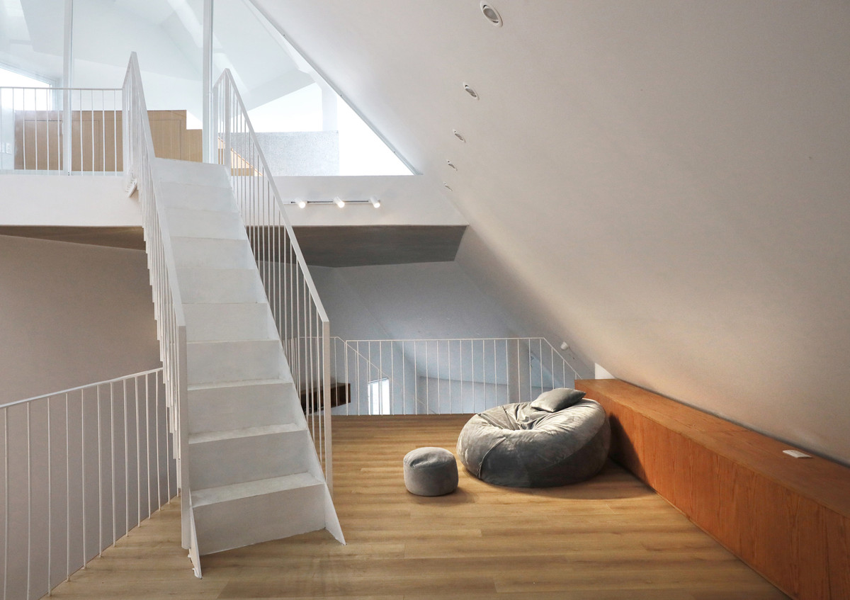 Cầu thang bộ là điểm chuyển tiếp cho các trục giao thông, giúp tăng cường sự kết nối giữa các thành viên.