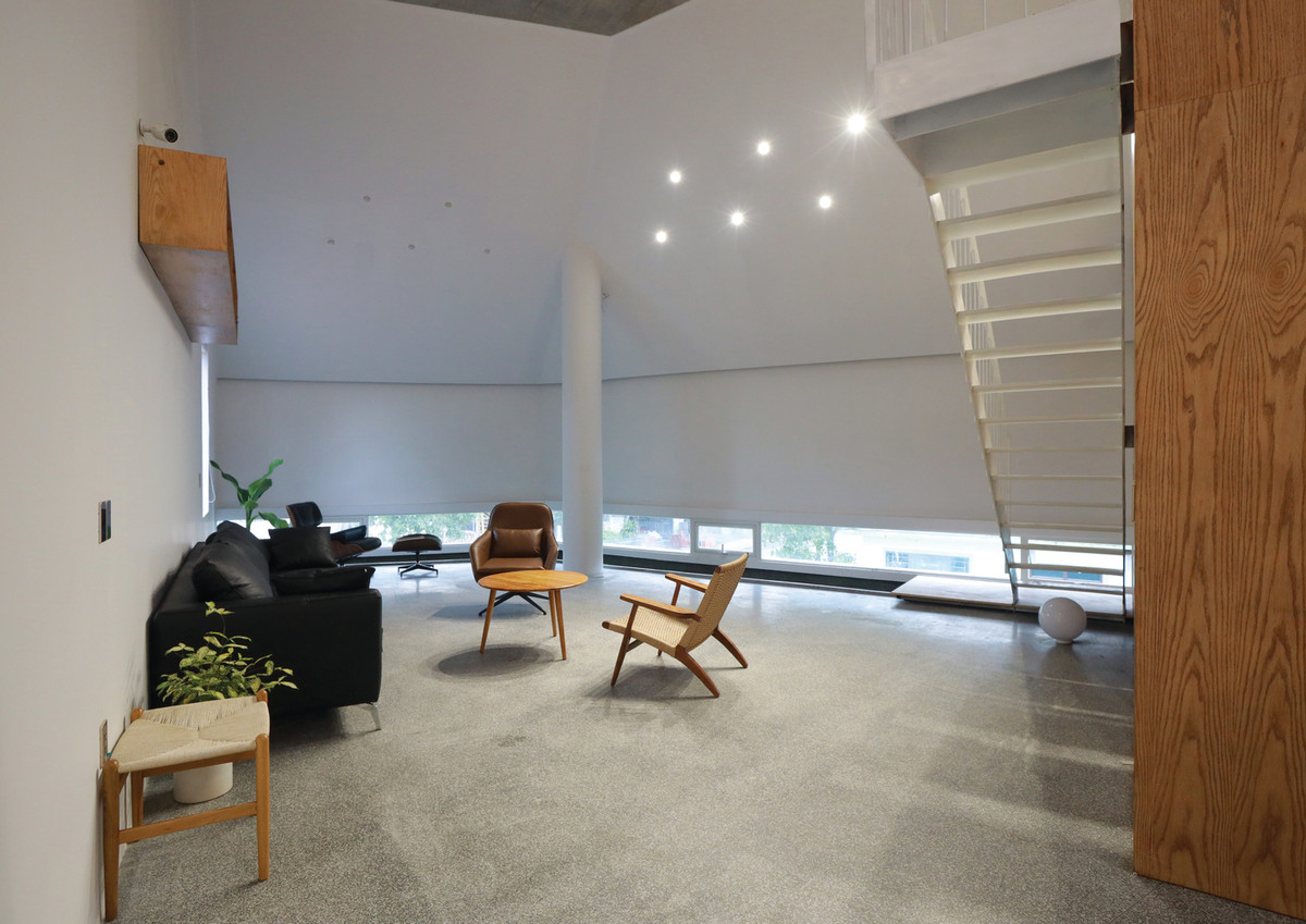 Bằng cách đóng cửa bên ngoài và mở rộng các chức năng bên trong, chức năng phân bổ tạo ra sự thay đổi về diện tích và thể tích theo chiều cao của căn nhà.