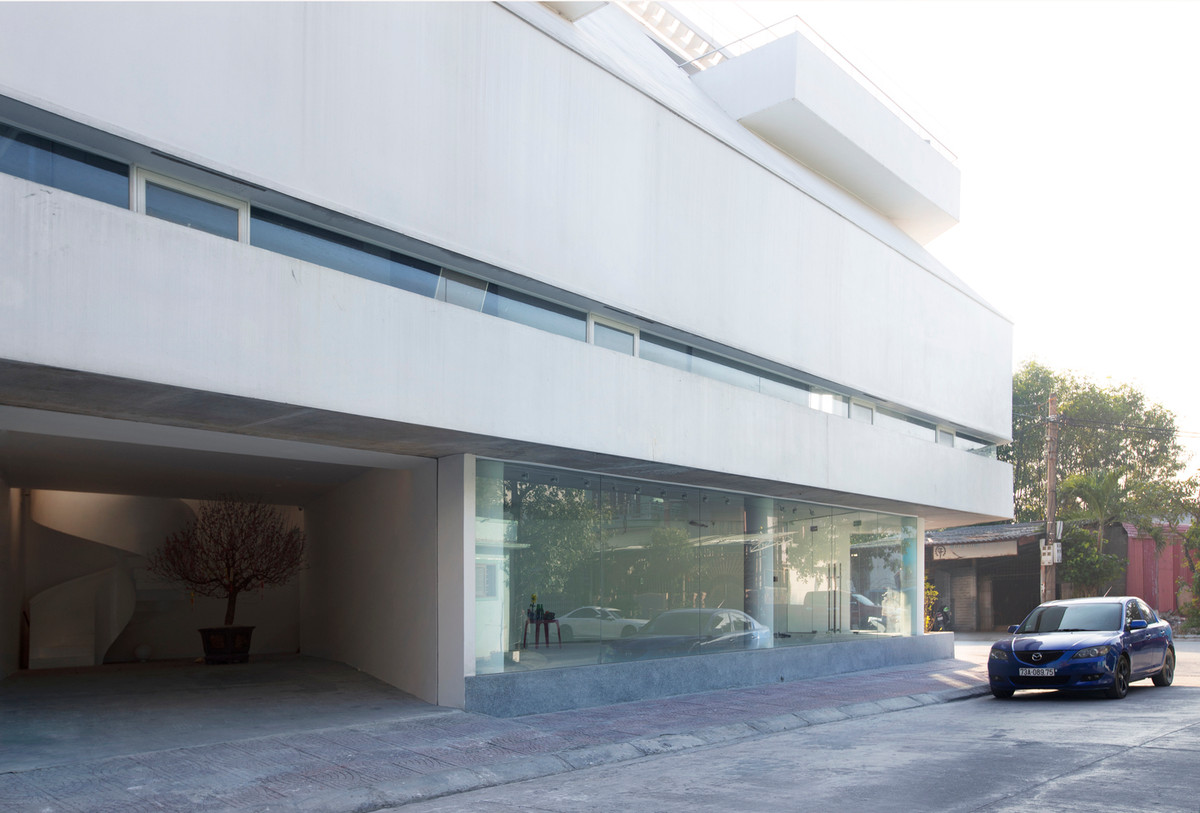 Tầng 1 để trống với phần kính mở trải dài theo hai cạnh mặt tiền đường, đảm bảo tính đa năng cho hoạt động kinh doanh.