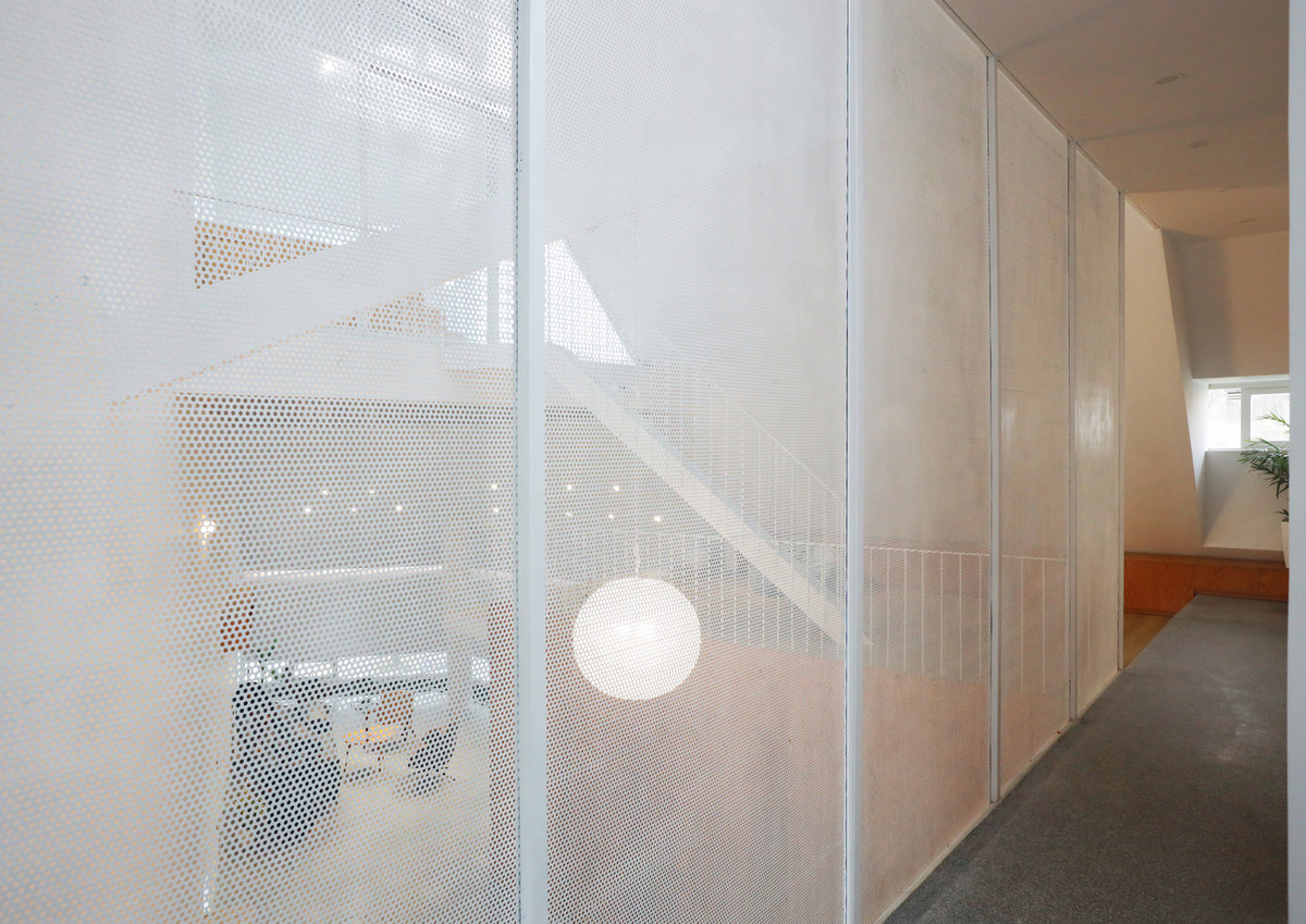 Lớp vách ngăn rỗng tạo sự liên kết, mở rộng các không gian.