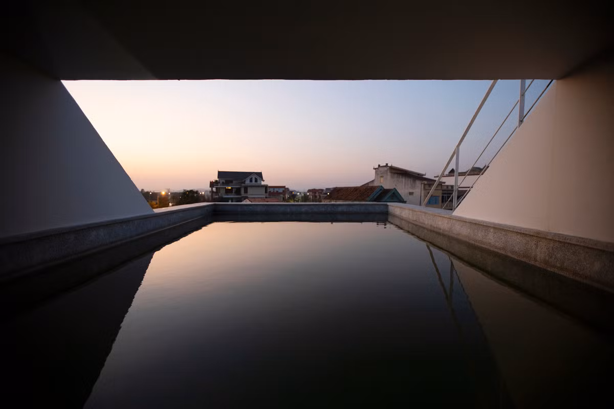 Tầng áp mái là hồ bơi ngoài trời nhìn ra cảnh quan thiên nhiên bên ngoài.