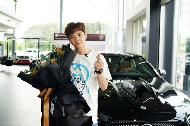 Ngô Kiến Huy cũng sở hữu nhiều ô tô hạng sang. Tháng 4/2021, nam ca sĩ tậu chiếc xe 3 tỷ đồng khiến nhiều sao Việt phải trầm trồ. Ảnh: FBNV