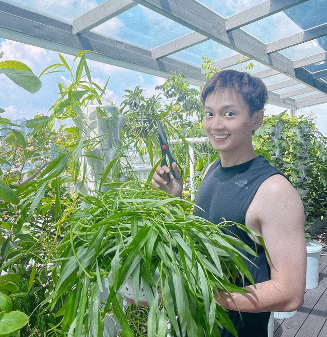 Trong nhà, Ngô Kiến Huy dành một phần diện tích trồng rau xanh, hồ nhỏ để nuôi cá và cả khu vực BBQ. Ảnh: FBNV