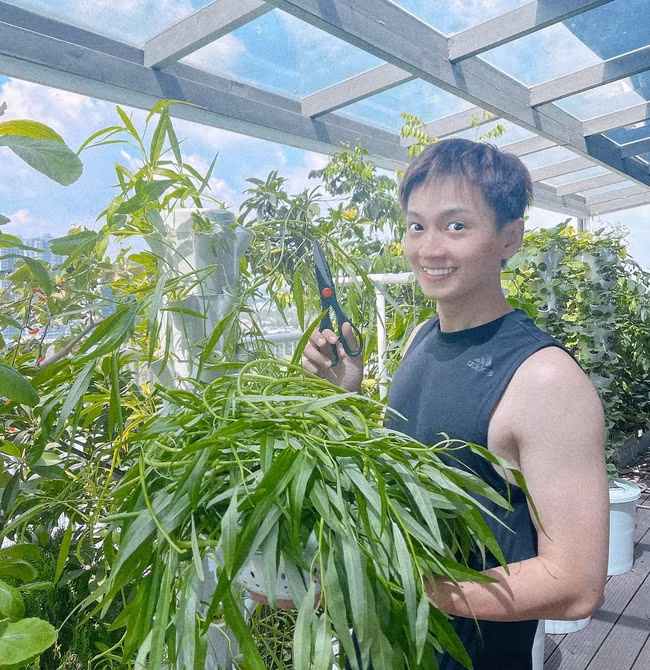 Trong nhà, Ngô Kiến Huy dành một phần diện tích trồng rau xanh, hồ nhỏ để nuôi cá và cả khu vực BBQ. Ảnh: FBNV