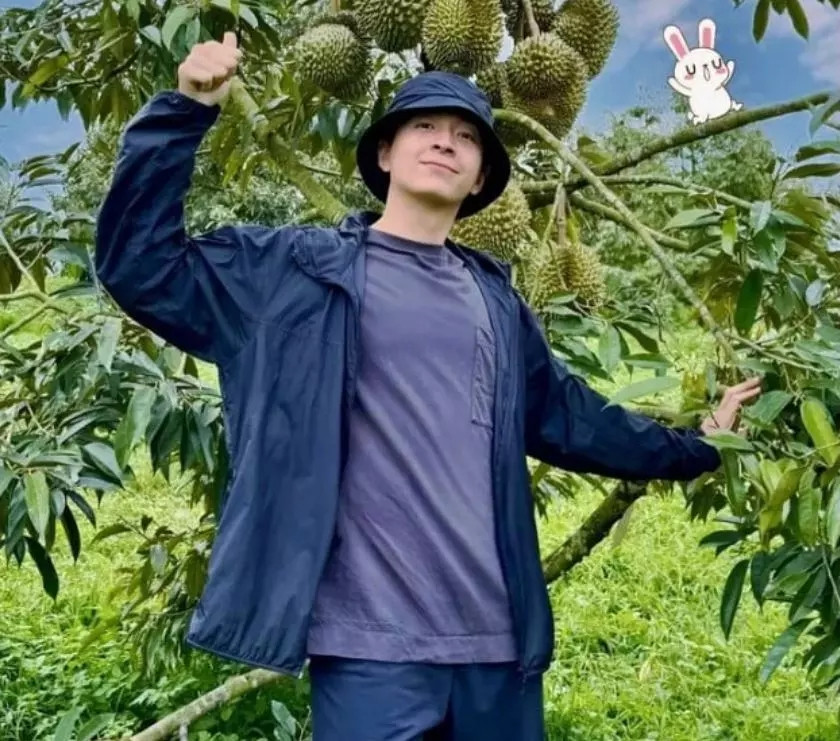 Mới đây, một số cư dân mạng cho rằng, Ngô Kiến Huy và Uyên Endy đang chuẩn bị về chung một nhà. Tin đồn xuất hiện khi Ngô Kiến Huy đăng tải khoảnh khắc check-in mảnh đất trồng sầu riêng đang trong thời điểm thu hoạch ở Bảo Lộc, Lâm Đồng. Ảnh: FBNV