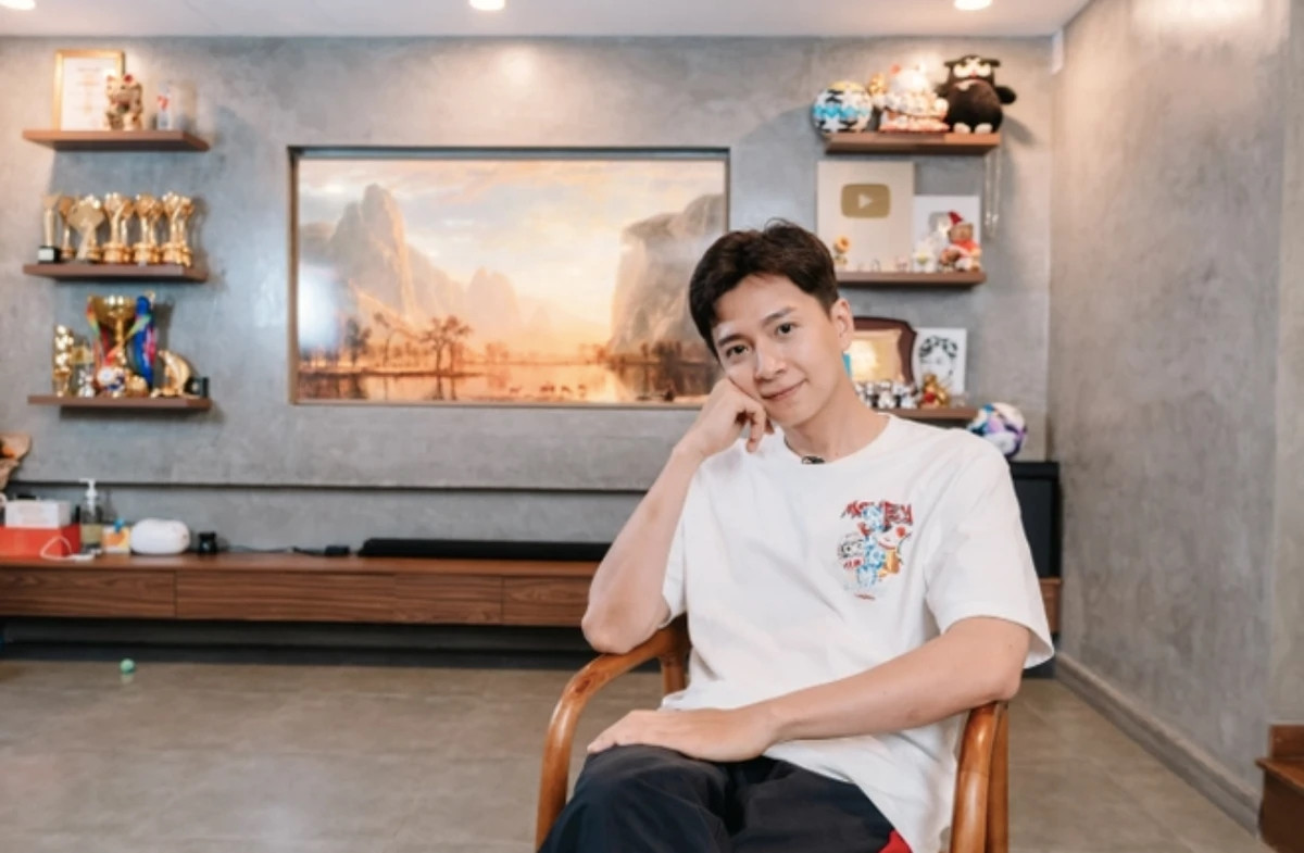 Hiện tại, Ngô Kiến Huy sống trong penthouse rộng 270m2 ở Quận 7, TP HCM. Ảnh: FBNV