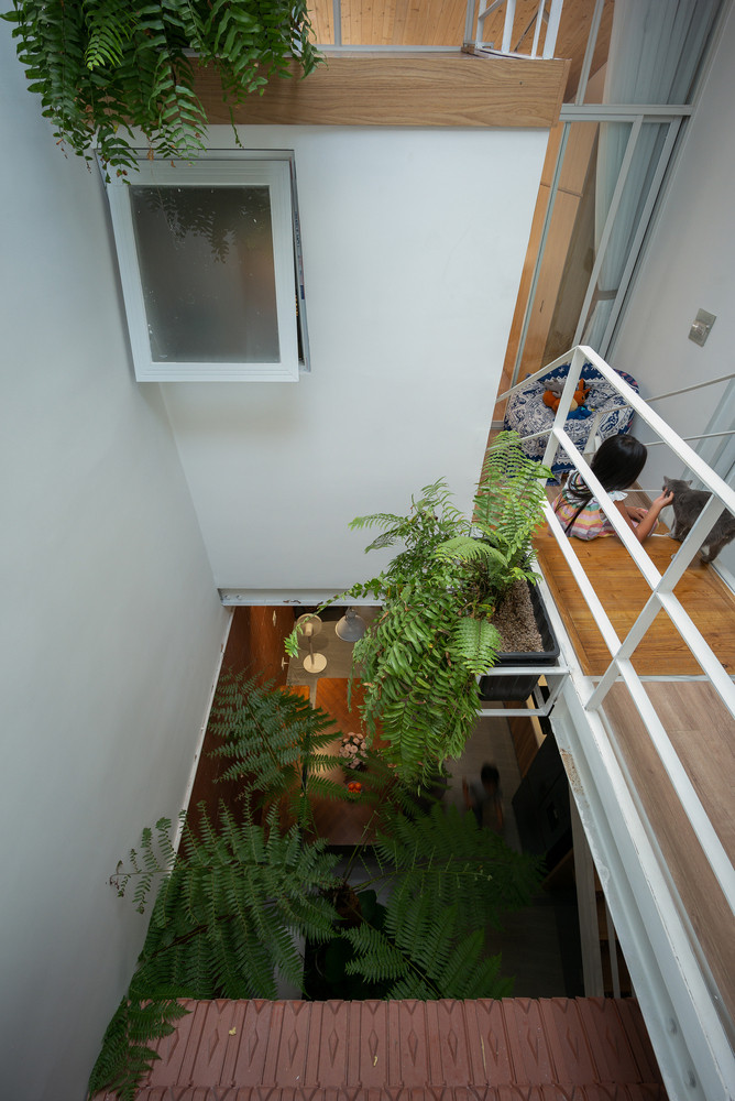 Để giải quyết nhược điểm của nhà ống, nhóm thiết kế đưa ra ý tưởng những ngôi nhà nhỏ được xếp chồng lên nhau. Theo đó, cao độ giữa các không gian trong nhà thay đổi liên tục tạo nên những khoảng hở cần thiết, thông tầng lớn cũng góp phần giúp thông gió và chiếu sáng tốt hơn.